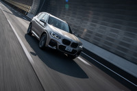 電力のみを使用しての走行可能距離は、最大で44km。ハイブリッド燃料消費率は11.8km/リッター、電力消費率は3.61km/kWhと公称されている(いずれもWLTCモード)。