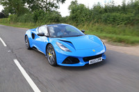 シャシーとサスペンションには「ツアー」と「スポーツ」の2つの仕様が設定される。今回の試乗車両は、アイバッハ製のコイルスプリングとビルシュタイン製のショックアブソーバーが備わる後者だった。