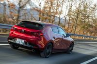 マツダの新世代商品群の第1弾としてデビューした「マツダ3」。発売は2019年5月のことで、「スカイアクティブX」搭載車は同年11月に追加された。