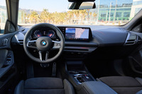 インテリアはカーブドディスプレイを採用したBMWの最新モデルではおなじみのスタイルに。ダッシュボードの両隅にエアアウトレットとアンビエントライトを統合したシルバーのエリアが設けられている。