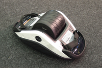 本体中央には大きなホイールが内蔵されている。両端にはシリコン製バンパーとアンビエントライトを装備。