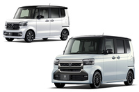 カスタム系では比較的つつましいほうだった「ホンダN-BOXカスタム」(左上)も、マイナーチェンジでメッキがコテコテに(右下)。こうしたクルマのユーザーは、やはりドヤ顔、オラオラ顔が好きなのだ。