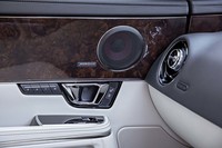 試乗車は、24個のスピーカーと2個のサブウーファーを備えた1300Wの出力を誇る「MERIDIANファレンスサウンドシステム」オーディオを装備。