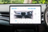 車両の各種セッティングは15.6インチのタッチスクリーンで操作する。エアコンの吹き出し口にはレバー等が備わっておらず、風向きの変更もここから。