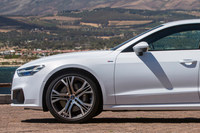 「CLS」の競合車種である「アウディA7スポーツバック」の、フロントまわりのサイドビュー。