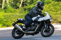 伝統のスタイルは踏襲しつつも、中身はもちろん最新のバイクだ。切り替え式のトラクションコントロールや、トルクアシストクラッチ、ABSなどが標準で装備される。