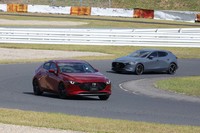 “優れた瞬発力”と“最高の自在感”が追求された「eスカイアクティブX」搭載車。「マツダ3ファストバック」においては、4人乗りの「ロードスター」をイメージして開発したという。