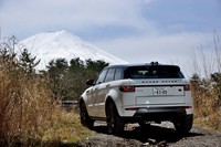 ガレ場を行く「イヴォーク」。スタイリッシュな見た目ながら、デパーチャーアングル30度やランプブレークオーバーアングル22度といった数値は、「レンジローバー」の名に恥じないものだ。