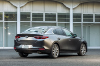 商品力の強化に加え、「SKYACTIV X」バッジの装着など、市場の要望にそうかたちでの“演出”も取り入れられた今回の改良。こうした施策がユーザーにどう受け入れられるかにも注目したい。