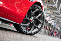 「300スポーツ」のタイヤサイズは前:225/40R19、後ろ:255/35R19が標準だが、テスト車にはオプションで用意される前:235/35ZR20、後ろ:265/30ZR20サイズのタイヤと20インチアルミホイールが装着されていた。