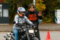 しかりニーグリップして上体を楽にし、進行方向にしっかり目をやっていると、走行が安定する。