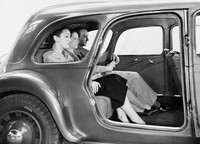 「11CVファミリアール」のリアシートの写真だが、乗員の足元に注目。「トラクシオン アヴァン」ではリアに動力を伝えるプロペラシャフトが不要なため、低床かつ平坦なフロア形状となっていた。