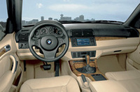 写真は欧州仕様。ボディカラーは、「カラハリ・ベージュ・メタリック」「スターリング・グレー・メタリック」「オリーブ・メタリック」「トレド・ブルー・メタリック」の4色が、新しくラインナップした。