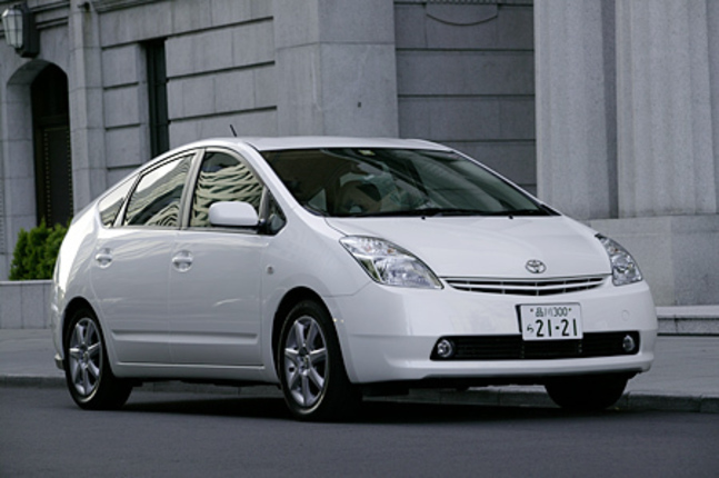 【スペック】全長×全幅×全高=4445×1725×1490mm/ホイールベース=2700mm/車重=1270kg/駆動方式=FF/1.5リッター直4DOHC16バルブ(77ps/5000rpm、11.7kgm/4200rpm)+交流同期電動機(68ps/1200-1540rpm、40.8kgm/0-1200rpm)/車両本体価格=231.0万円(テスト車=267.8万円)