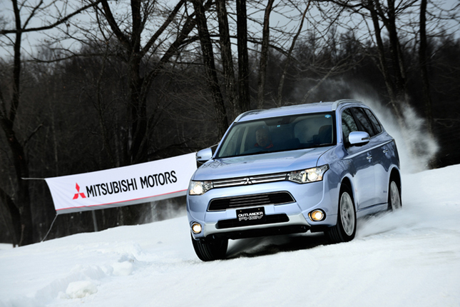 北海道・新千歳モーターランドにて、特設の雪上コースを行く「三菱アウトランダーPHEV」。