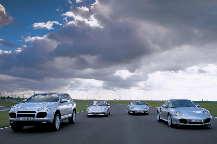 初代「カイエン」がデビューした当時の、ポルシェのラインナップ。当時はまだ、「911」と「ボクスター」、そしてカイエンしか商品がなかったのだ。