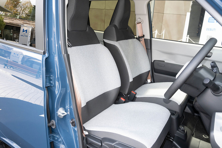 シートにグレード差はなく、手触りのいいファブリック表皮はホワイトとグレーでコーディネート。シートベルトがブラウンというのもおしゃれだ。