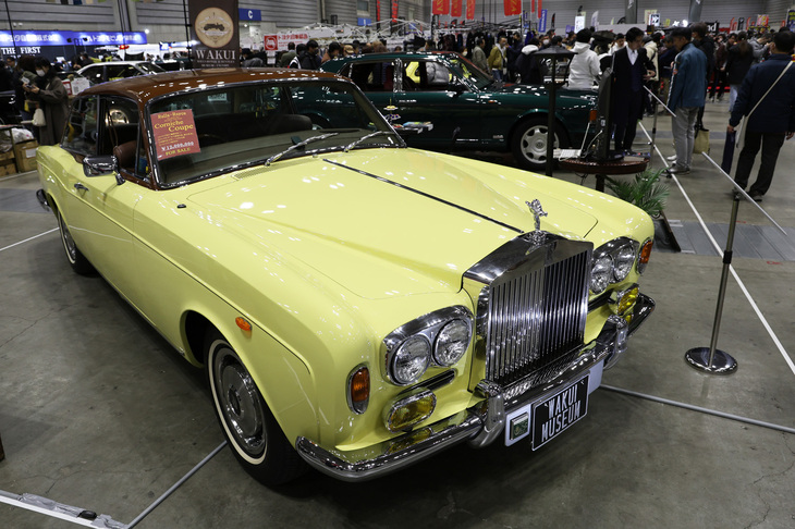 クラシックなロールス・ロイス/ベントレー専門のワクイミュージアムが展示した1973年「ロールス・ロイス コーニッシュ クーペ」。本国仕様の右ハンドル、アイアンバンパーのエレガントないでたちが魅力。価格は1200万円だが、新車価格(1950万円)より安い販売車両があったのは会場内でここだけかも。