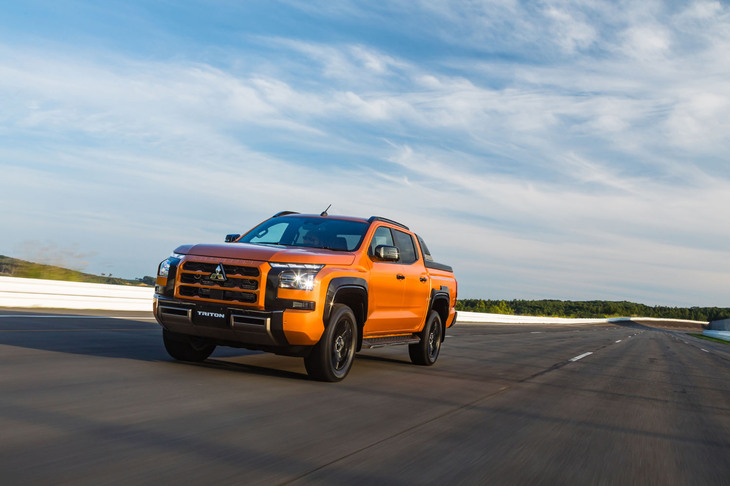 三菱トライトンGSR(走行シーン)