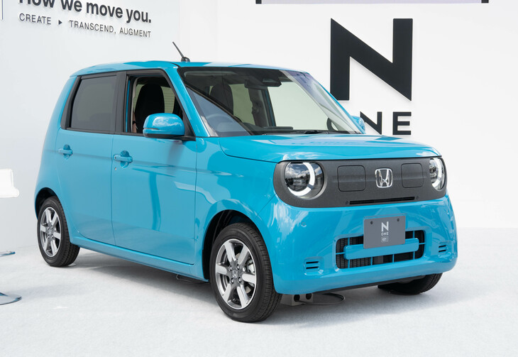 一充電走行距離は295km(WLTCモード)、フロントのモーターは最高出力64PS、最大トルク162N・mを発生する。