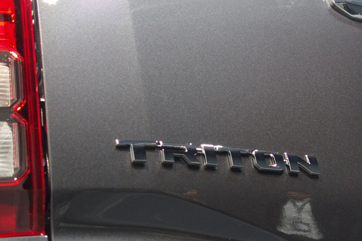 三菱トライトンGLS(リアのエンブレム)