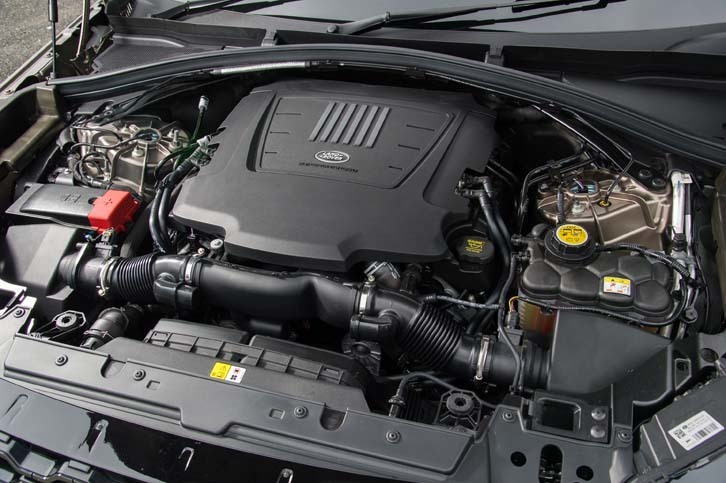 「P380」と呼ばれる3リッターV6スーパーチャージドエンジンは、380psと450Nmを発生する。このほか2リッターガソリンターボの「P300」(300ps)と「P250」(250ps)、2リッターディーゼルターボの「D180」(180ps)がラインナップされる。