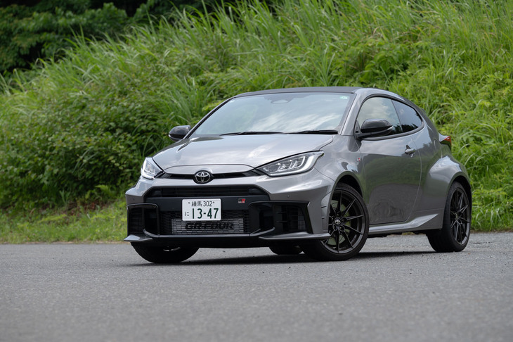 “進化”に伴って価格もだいぶ上がった。「RZ“ハイパフォーマンス”」の6段MT車の場合、456万円から498万円へと9%ほどアップしている。