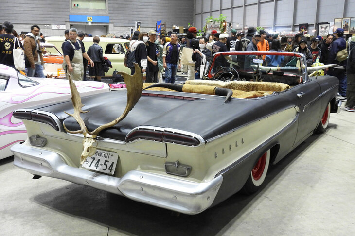車体に「EDSEL」と書いてあるのを発見。書籍で調べたところ、1958年式「エドセル・ペーサー」の2ドアコンバーチブルだった(恐らく)。それにしても、なんとディープなイベントだろう、「ヨコハマホットロッドカスタムショー」よ! 驚くべき非日常。webCGの読者諸氏的にはちょっとヤンチャが過ぎるカーショーかもしれませんが(笑)、機会があれば、ぜひまた取材したい。