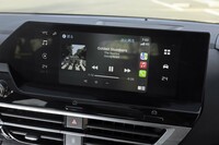 10インチのタッチスクリーンは「Apple CarPlay」と「Android Auto」に対応。日本仕様ではカーナビゲーションが設定されない(オプションでもない)。