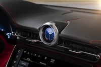 マセラティ伝統のダッシュボードの時計は盤面全体が液晶表示タイプに。時計としてのデザインが変えられるだけでなく、Bluetooth接続したスマートフォンの通知をポップアップ表示することもできる。