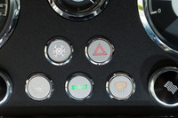 スイッチ類はメーターパネルの中央に配置。エアコンの効きは、従来モデルから劇的に改善された。