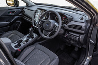 マルチマテリアルの多層構造としたインストゥルメントパネルは、最新のスバル車に共通するデザインテイスト。死角の少ない良好な視界も「クロストレック」の特徴だ。