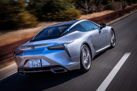 今回の試乗車の「ソニックイリジウム」と呼ばれるボディーカラーは、一部改良を機に設定された新色。発売から5年が経過した今でも、目をひく「レクサスLC」の個性的なフォルムにマッチしていた。