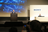 ソニーとホンダによる業務提携の記者発表会は、東京都港区のソニーグループ本社にて行われた。写真向かって右がソニーグループの吉田憲一郎会長兼社長CEO、左で登壇するのが本田技研工業の三部敏宏社長。