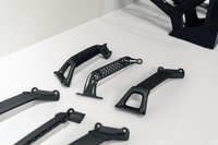 ディヘドラルドアのインナーグリップはチタン製で、これにレザーが巻かれる。写真中央の中空メッシュ化されているのが「T.50sニキ・ラウダ」用。