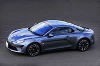 2018年6月の限定車発売に続き、同年9月にカタログモデルの販売がスタートした「アルピーヌA110」。今回は「リネージ」と名付けられた上級グレードに試乗した。