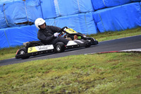 コーナリング中の筆者。練習走行のときに比べると、雨は小降りになっていた。
