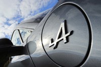 燃料の給油口は右側のフロントフェンダーに。フューエルリッドには「A」エンブレムが装着される。