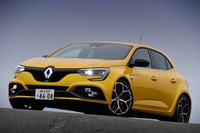 高性能モデル「メガーヌR.S.」の走りにさらに磨きをかけたのが「メガーヌR.S.トロフィー」。国内では2019年10月に発売された。