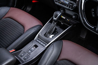 オーソドックスなレバー式のシフトセレクターを採用。ステアリングホイールにはシフトパドルも備わり、簡単に手動変速が行えるようになっている。