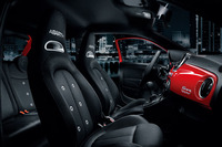 「アバルト595」のインテリア。シートのデザインがよりスポーティーなものに変更された。