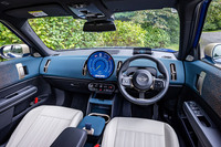ダッシュボード中央にある円形の大きなセンターディスプレイやその下に並ぶトグルスイッチ、グリップが太いステアリングホイールなどが最新のMINIであることを物語る。ダッシュボードはリサイクルポリエステルを使用した新素材で覆われている。