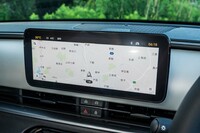 インフォテインメントシステムに加え、シートヒーターの操作機能なども統合された10.25インチのセンターディスプレイ。トムトムのナビゲーションシステムも搭載されている。