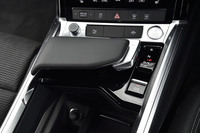 「e-tron」に採用された新デザインのシフトスイッチ。ハンドレストの横に組み込まれたプッシュ式のセレクタースイッチは、直感的に操作できるロジックと形状に仕上げられている。ドライブモードが「S」の状態でキックダウンを行うと、ブーストモードが作動。モーター出力が360PSから408PSに上昇する。