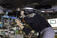 パワートレイン一括搭載システム導入前の、アンダーフロアの部品組み付け作業の様子。日産はロボットによる工場の自動化について、「“人減らし”ではなく、より幅広い人に工場で働いてもらうため」と説明している。