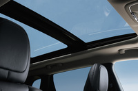 「チェロキー」と「レネゲード」の「80thアニバーサリーエディション」には、「デュアルペインパノラミックサンルーフ」が装備される。