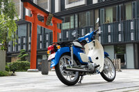 1958年の誕生以来、絶えることなく歴史を重ねてきた「スーパーカブ」。現行型「スーパーカブ110」の登場は2012年のことで、このたび厳しさを増す法規に対応するための大幅改良が加えられた。