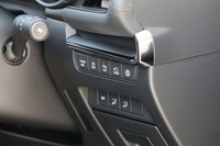 ステアリングコラムの周辺部には、さまざまな運転支援システムのオンオフスイッチが並ぶ。