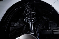 フロントに装備されるショーワのSFRD。SFRDとは“Sensitive Frequency Response Damper”の略だ。