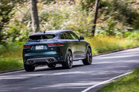 歴代最強となるパフォーマンスも最新型「FペースSVR」の自慢。0-100km/h加速は従来型から-0.3秒となる4.0秒、最高速は同+3km/hとなる286km/hを記録する。